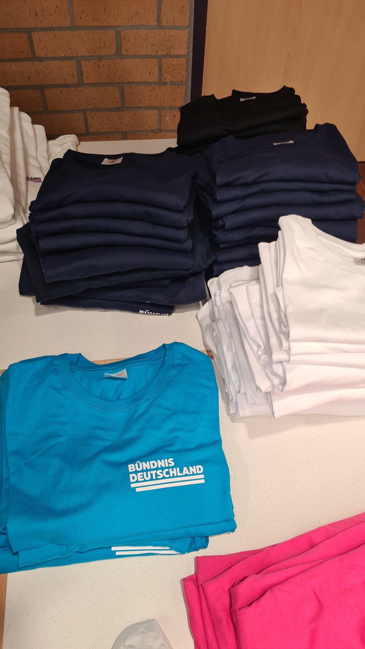 T-Shirt in Logofarben für Männer